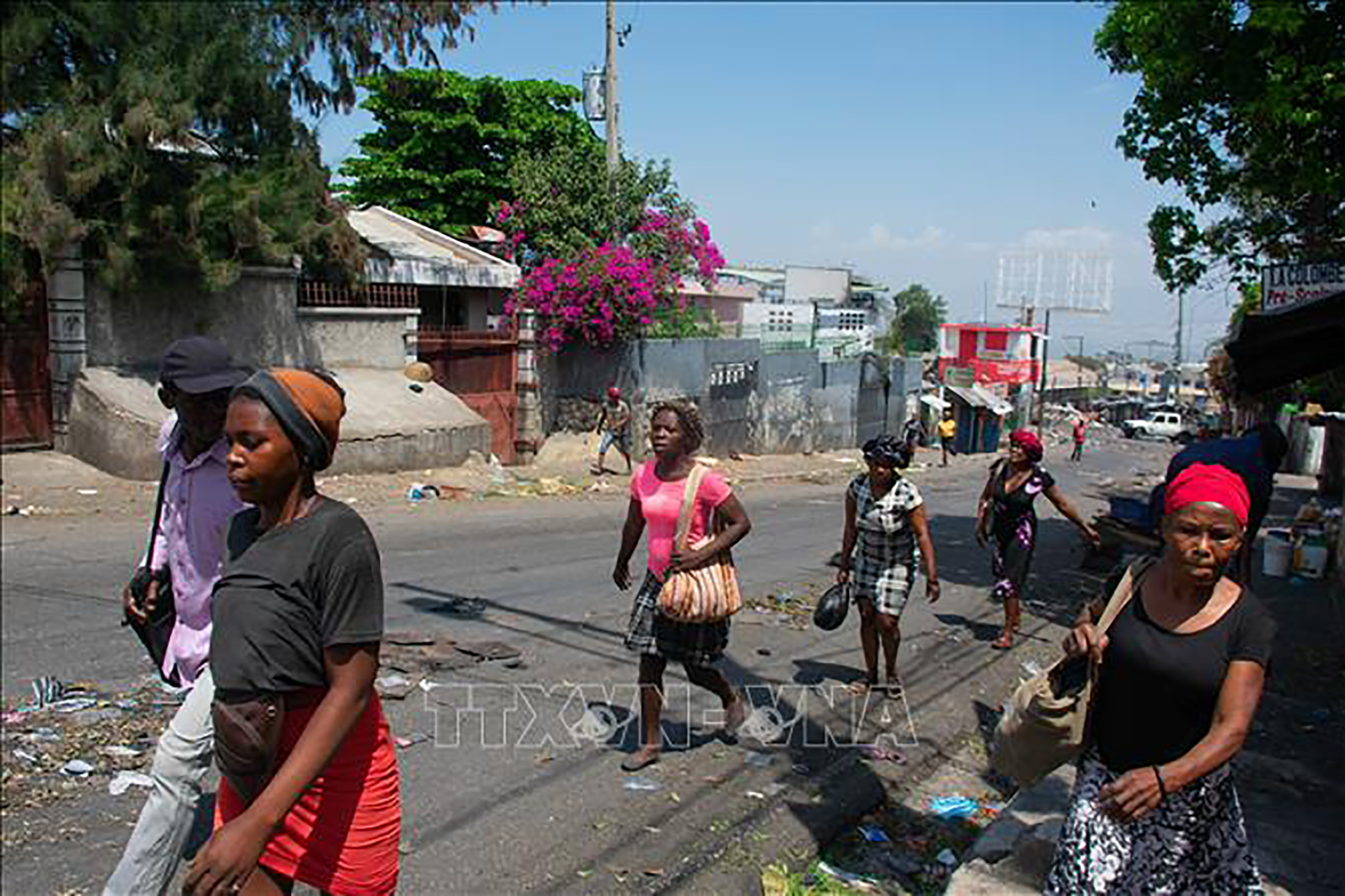 Người dân chạy trốn khỏi khu vực xảy ra đụng độ ở Port-au-Prince, Haiti.