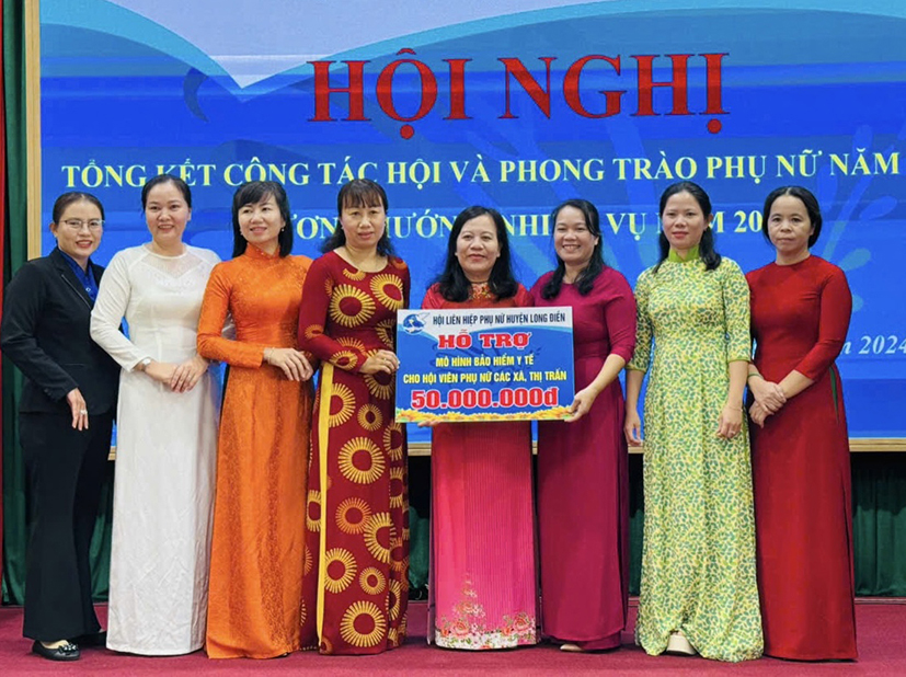 Hội LHPN huyện Long Điền trao 50 triệu đồng cho Hội LHPN 7 xã, thị trấn để tiếp tục thực hiện mô hình “Mua thẻ BHYT giúp phụ nữ có hoàn cảnh khó khăn bằng cách trả góp không tính lãi”.