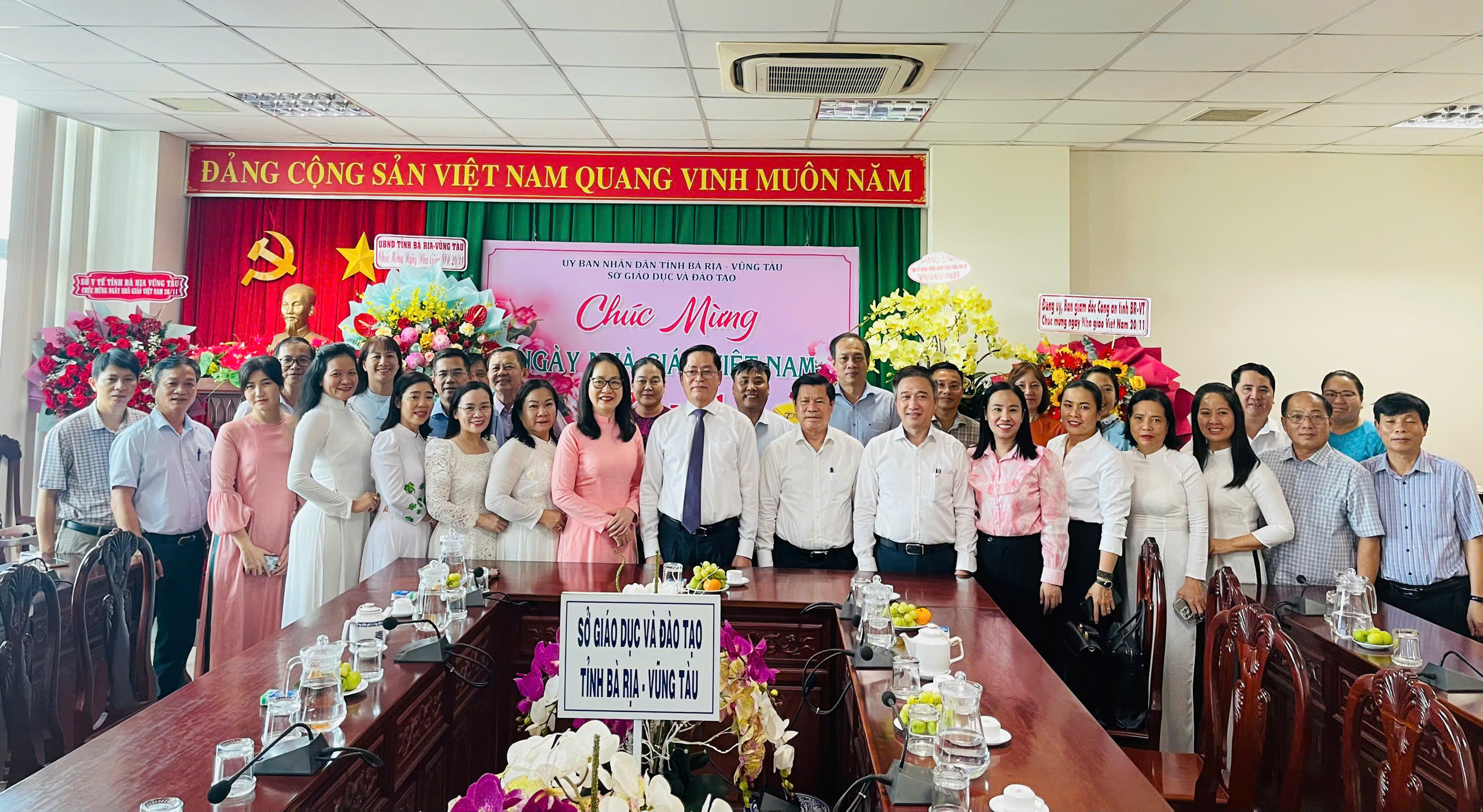 Đoàn của Tỉnh ủy-HĐND-UBND-UBMTTQVN tỉnh do ông Phạm Viết Thanh, Ủy viên TW Đảng, Bí thư Tỉnh ủy, Chủ tịch HĐND tỉnh làm Trưởng đoàn đã đến thăm, chúc mừng Sở GD-ĐT.