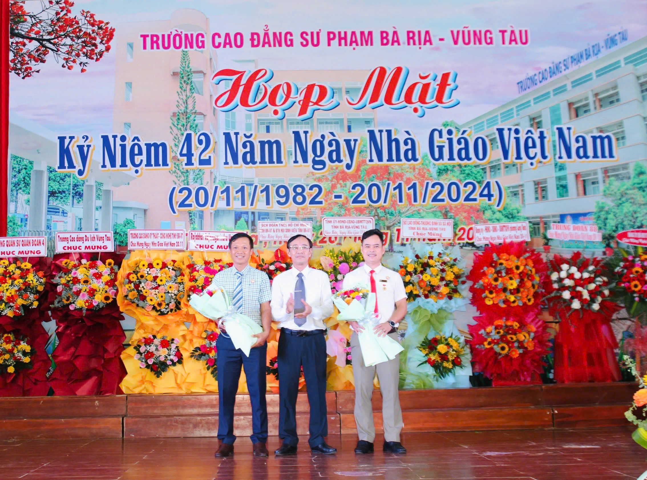 Ông Phan Thế Hải trao tặng Kỷ niệm chương 