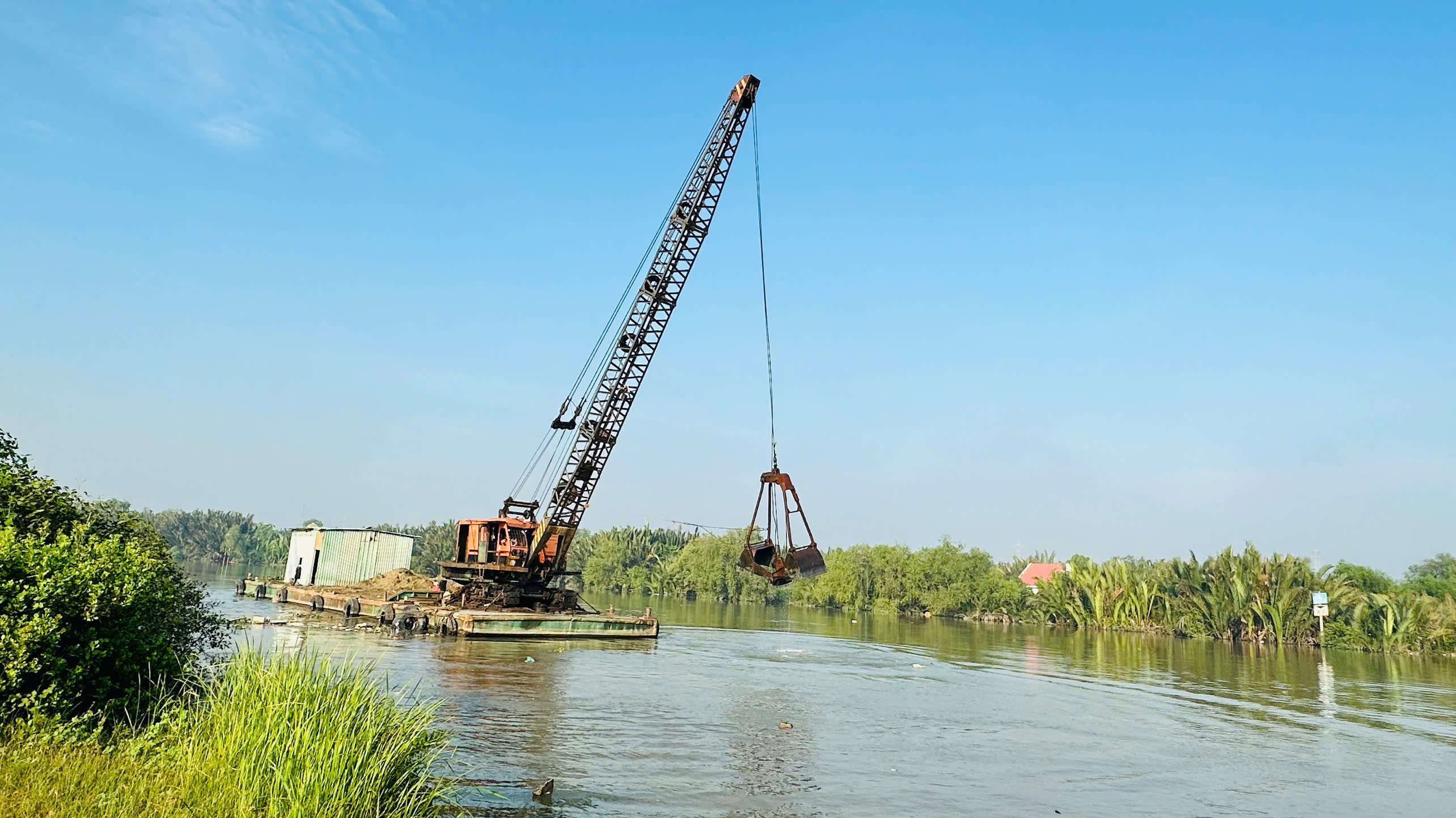 Sông Rạch Dơi, rạch Bà Đằng (tỉnh Long An) trong ngày động thổ, khởi công xây dựng kè