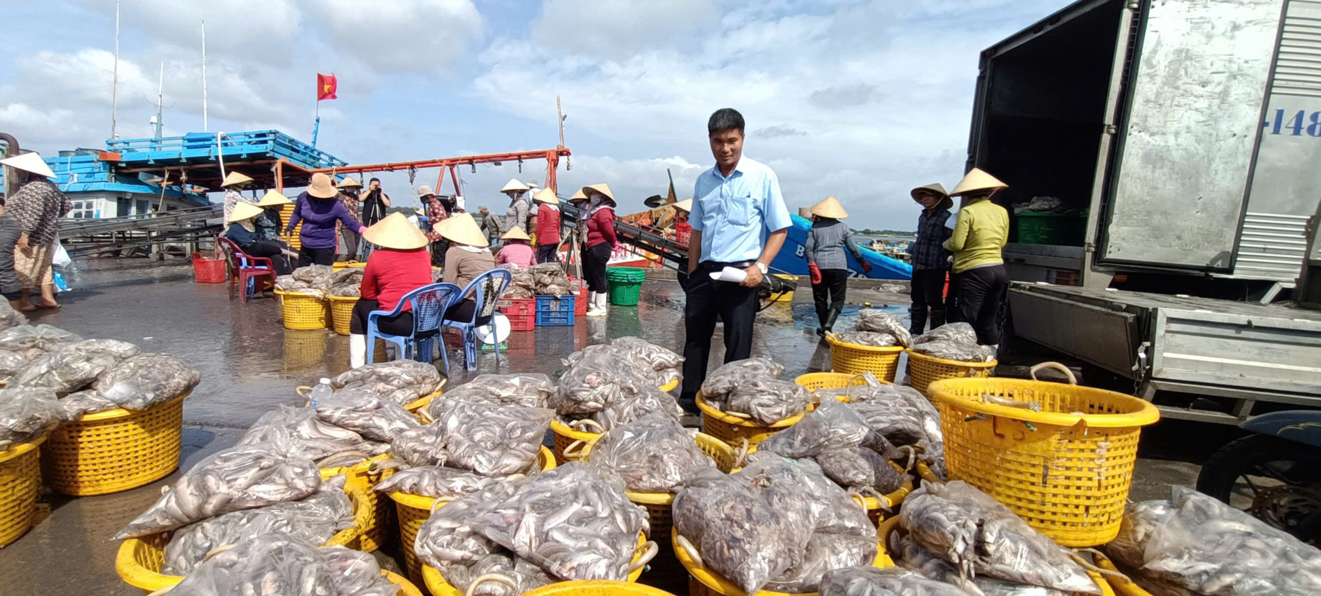 Nhân viên Cảng cá Tân Phước (huyện Long Điền) kiểm tra sản lượng hải sản tàu cá vừa cập bến bốc dỡ lên bờ.