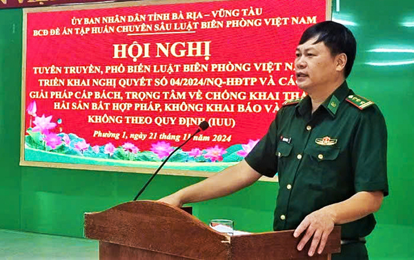 Thượng tá Đặng Văn Trọng, Phó Chủ nhiệm Chính trị BĐBP tỉnh tuyên truyền pháp luật cho người dân trên địa bàn phường 1 (TP.Vũng Tàu). Ảnh: VƯƠNG QUANG