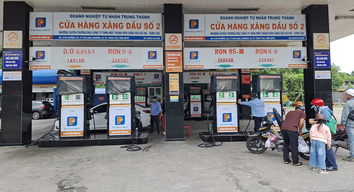 Khách hàng đổ xăng tại cây xăng đường 3/2, TP.Vũng Tàu.