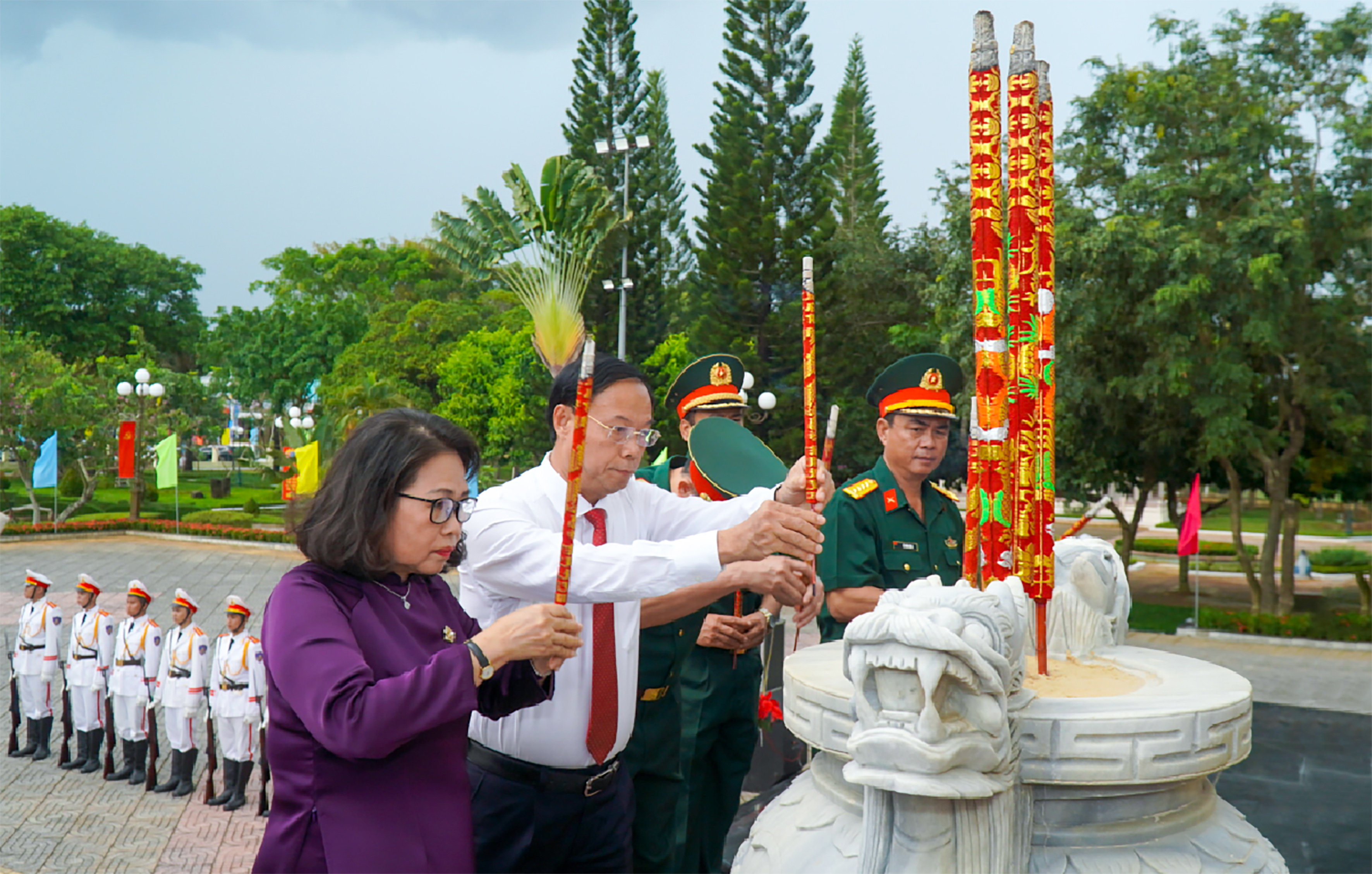 Bà Nguyễn Thị Yến, Phó Bí thư Thường trực Tỉnh ủy, Trưởng Đoàn ĐBQH tỉnh; ông Nguyễn Văn Thọ, Phó Bí thư Tỉnh ủy, Chủ tịch UBND tỉnh cùng các đại biểu dâng hương Tượng đài Chiến thắng Bình Giã.