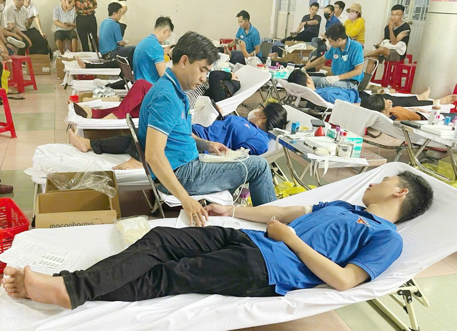 Đông đảo cán bộ, công chức, viên chức, đoàn viên, thanh niên, lực lượng vũ trang và người dân huyện Long Điền tham gia hiến máu tình nguyện.