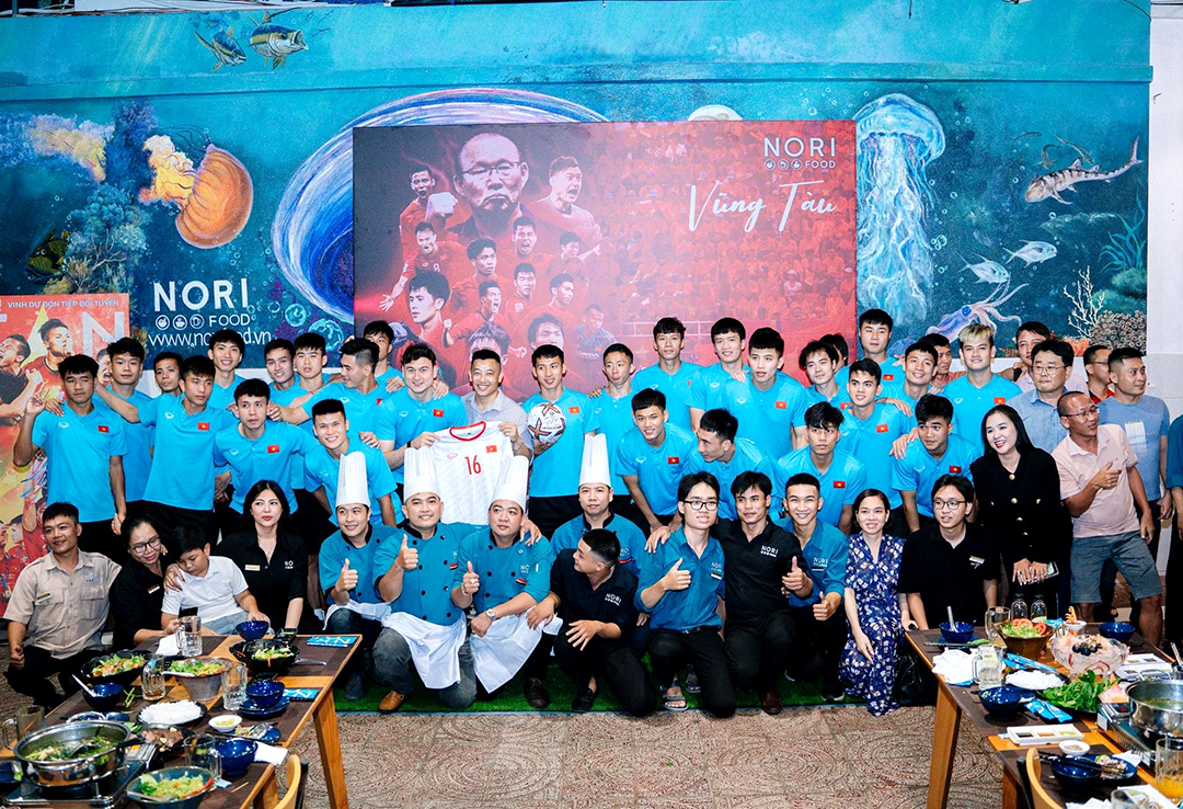 CEO Đặng Quốc Quyền chụp hình kỷ niệm với đội tuyển bóng đá quốc gia Việt Nam khi  họ đến nhà hàng Nori để ăn tối.