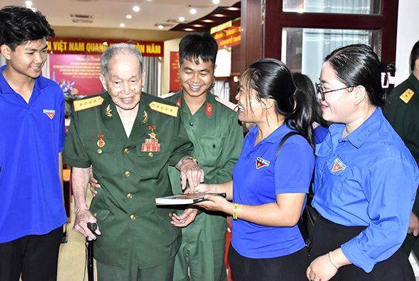Anh hùng LLVT Nhân dân Nguyễn Văn Tàu gặp gỡ thế hệ trẻ TX.Phú Mỹ tại buổi nói chuyện truyền thống.