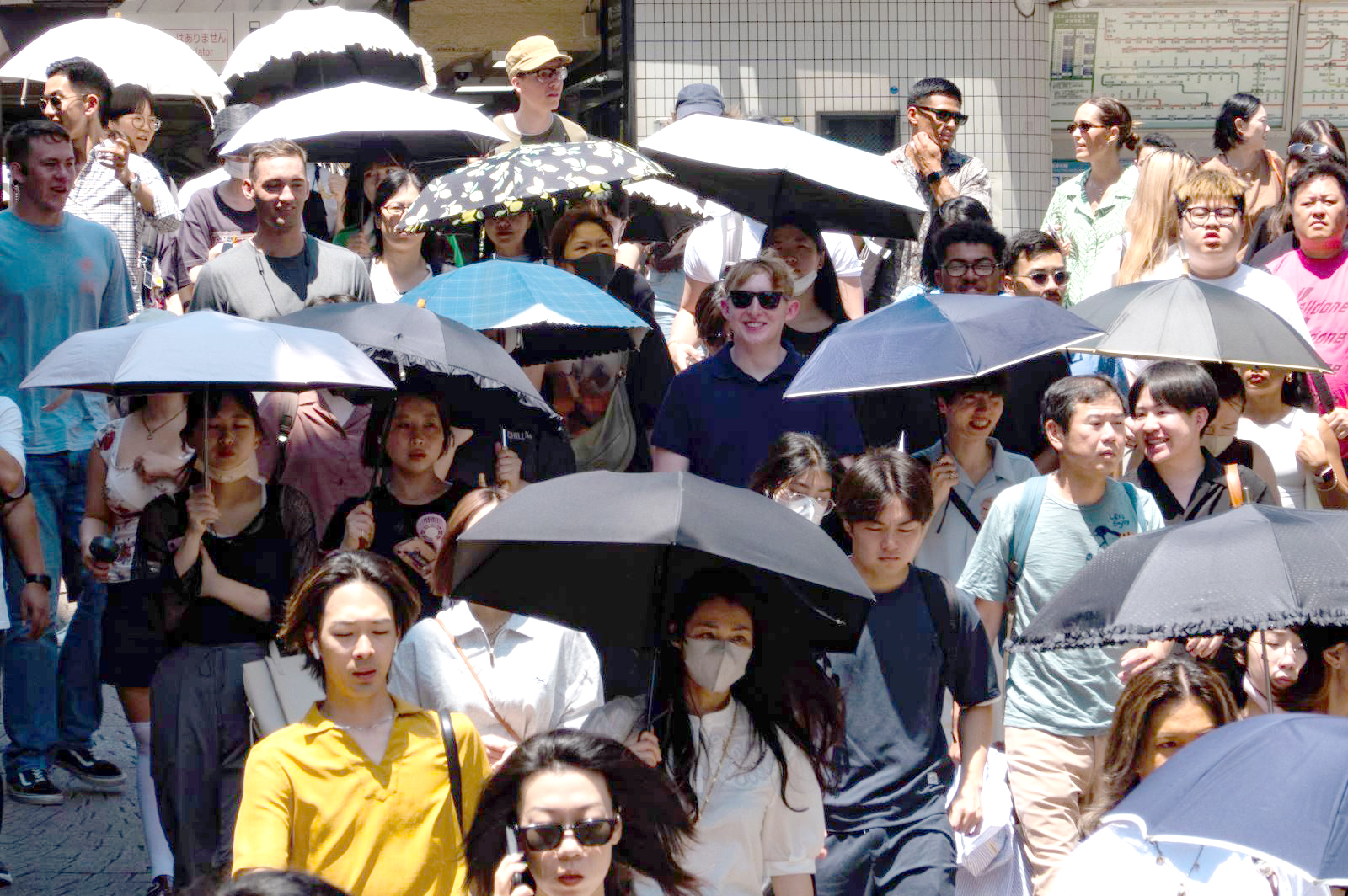 Người dân che dù tránh nắng nóng tại Tokyo, Nhật Bản.