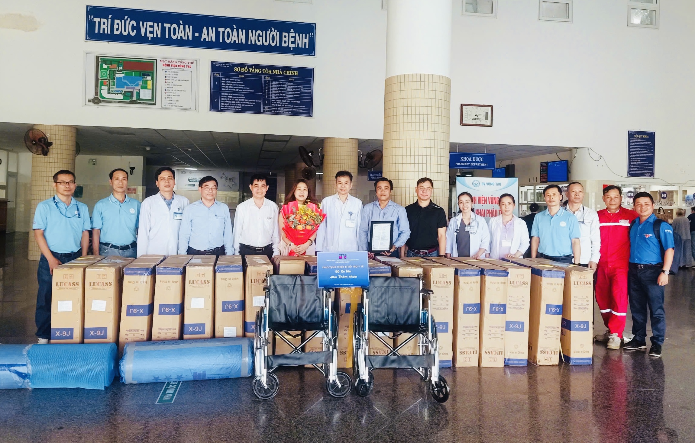 Chi bộ sản xuất 1 (Đảng bộ Công ty TNHH MTV Dịch vụ Cơ khí Hàng hải PTSC) tặng xe lăn và thảm chống trượt cho Bệnh viện Vũng Tàu.