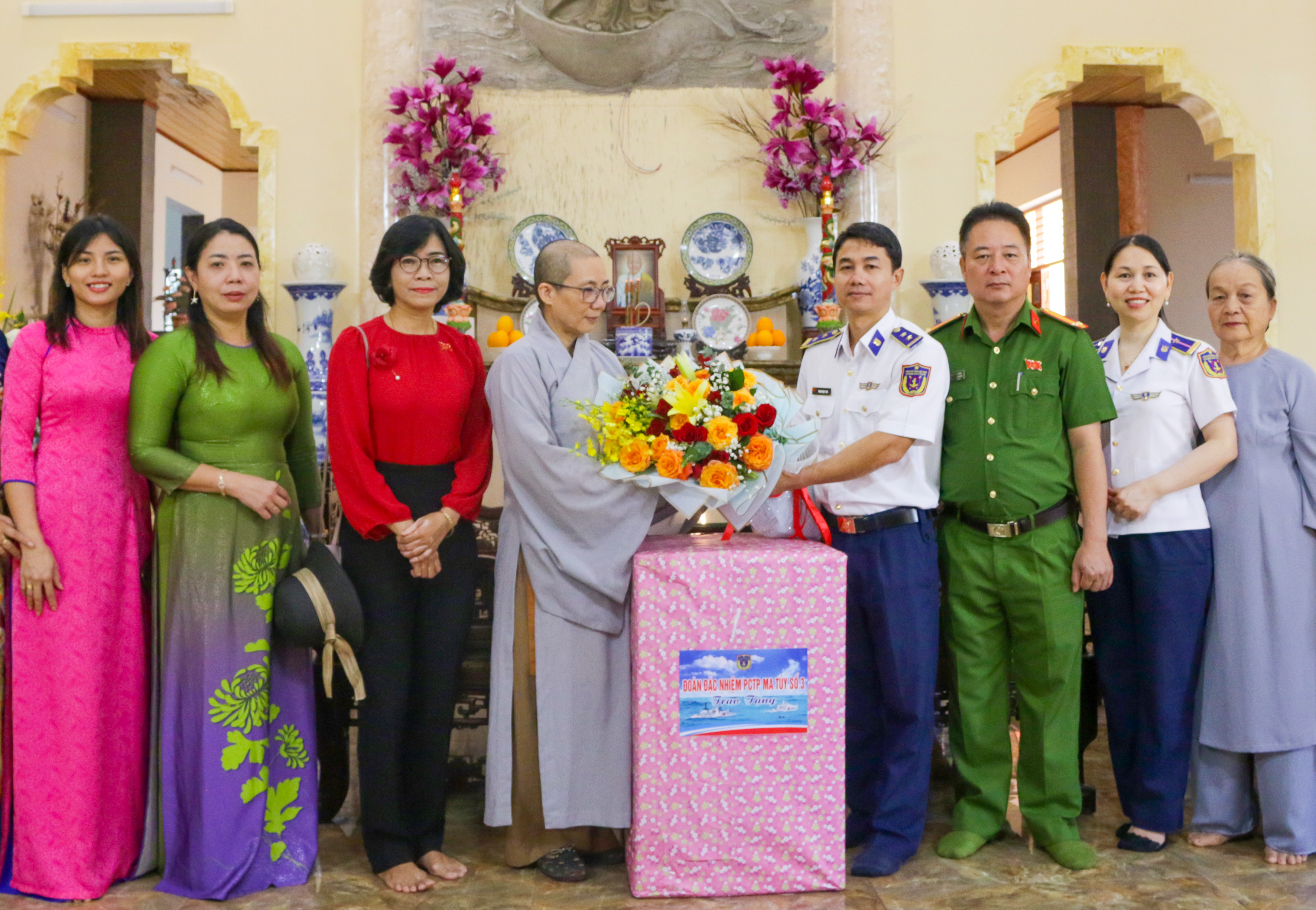 Đại diện Đoàn Đặc nhiệm phòng chống tôi phạm (PCTP) ma tuý số 3, Thành ủy Vũng Tàu, UBND phường 11 cùng các nhà hảo tâm tặng quà, cờ Tổ quốc cho các gia đình có hoàn cảnh đặc biệt khó khăn.