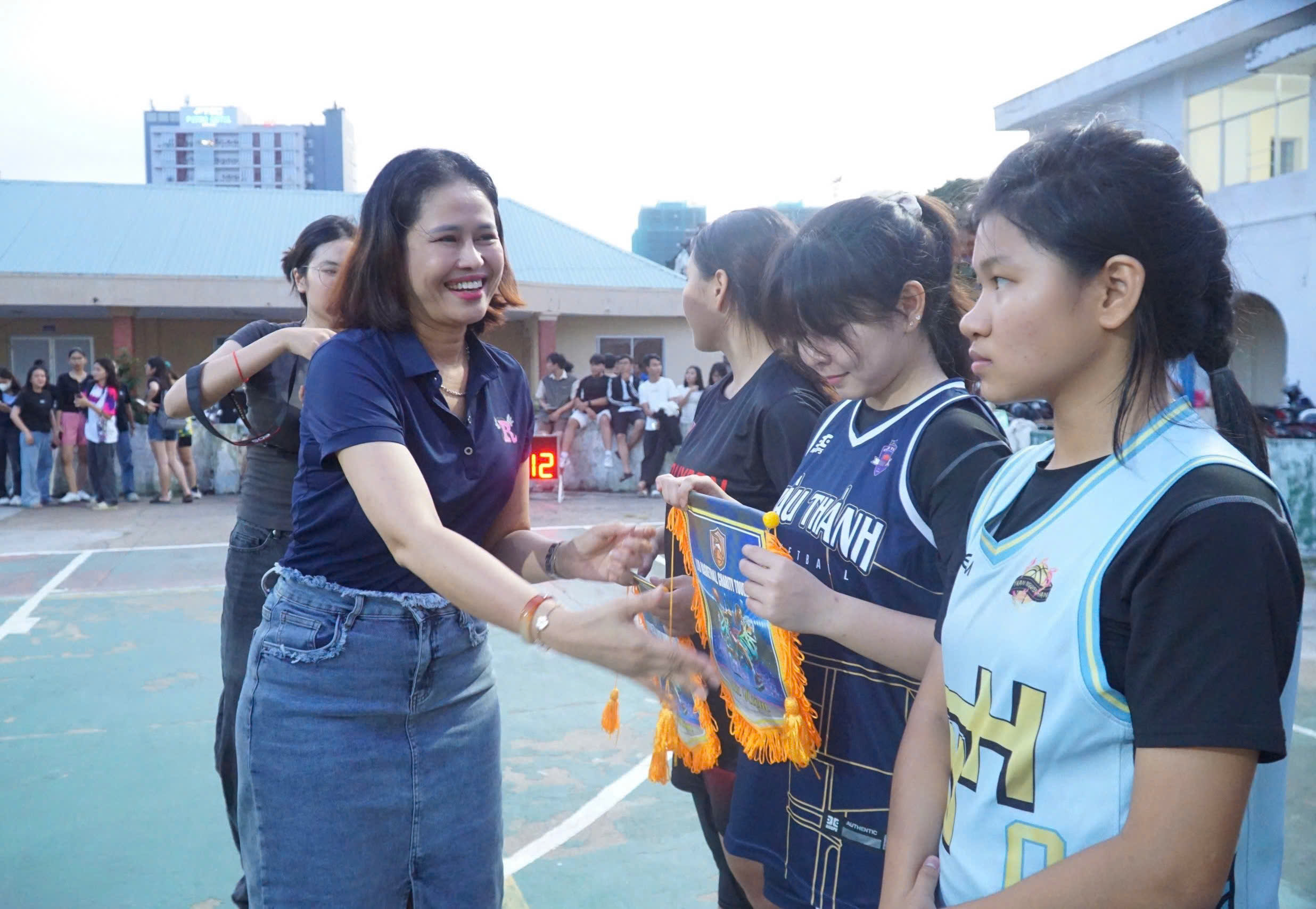 Bà Lữ Thị Trà Giang, Hiệu trưởng Trường THPT chuyên Lê Quý Đôn tặng cờ lưu niệm cho các đội tham gia.