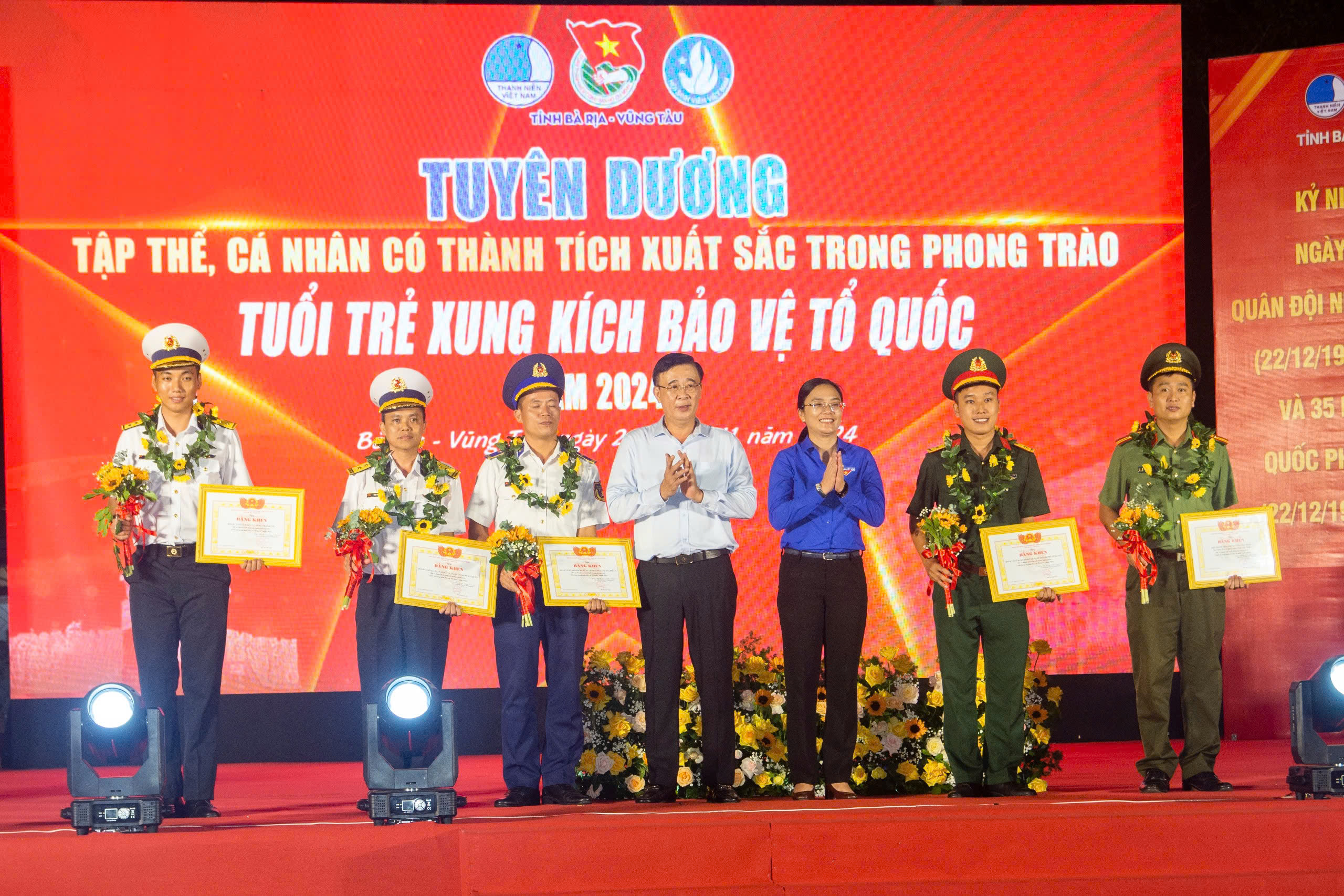 Ông Huỳnh Văn Danh, Ủy viên Ban Thường vụ , Trưởng Ban Dân vận Tỉnh ủy và chị Hồ Thị Ánh Tuyết, Bí thư Tỉnh Đoàn trao Bằng khen cho các tập thể thành tích xuất sắc trong phong trào “Tuổi trẻ xung kích bảo vệ an ninh Tổ quốc” năm 2024.