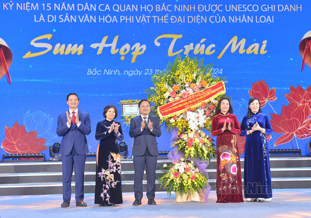 Phó Chủ tịch Quốc hội Nguyễn Thị Thanh tặng hoa chúc mừng Đảng bộ, chính quyền và nhân dân tỉnh Bắc Ninh.