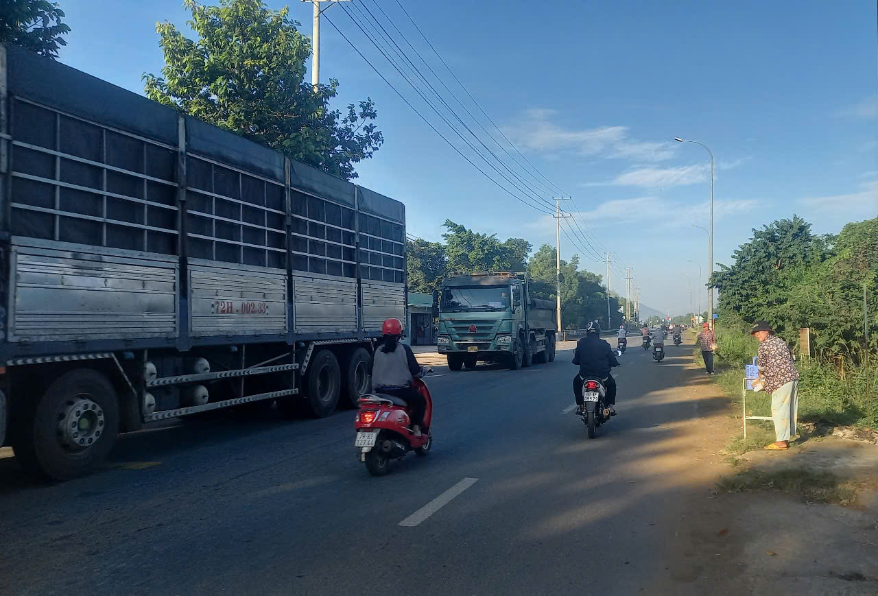 Người buôn bán hàng rong bên lề đường gần KCN Sonadezi Châu Đức gây nguy cơ bất an toàn giao thông.