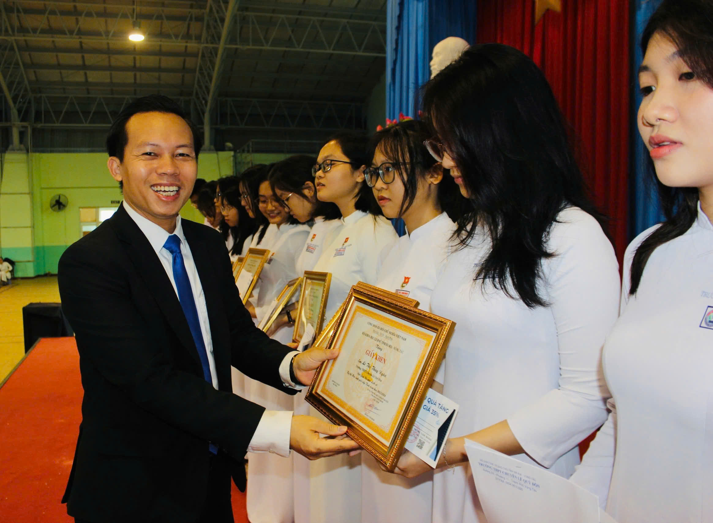 TS. Võ Minh Hùng, Chi hội trưởng Chi hội Giáo dục Lịch sử tỉnh Bà Rịa - Vũng Tàu trao học bổng cho học sinh Trường THPT chuyên Lê Quý Đôn.