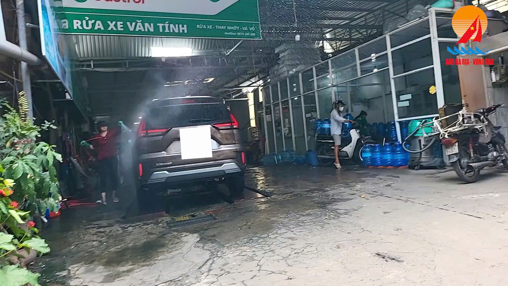 Một bên là khu vực rửa xe ô tô, bên kia là khu vực sản xuất nước tinh khiết