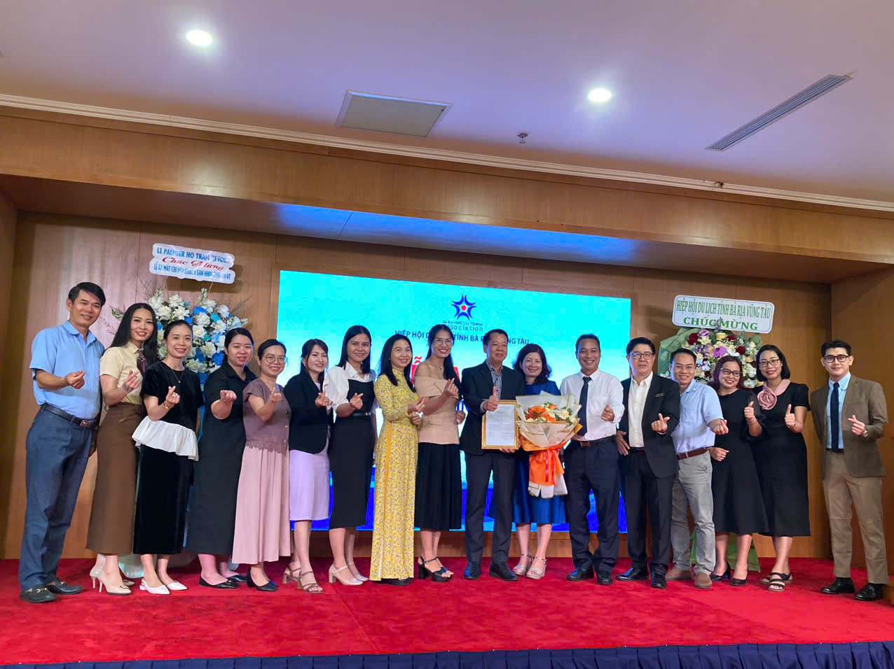 Bạn chấp hành chi hội khách sạn ra mắt.