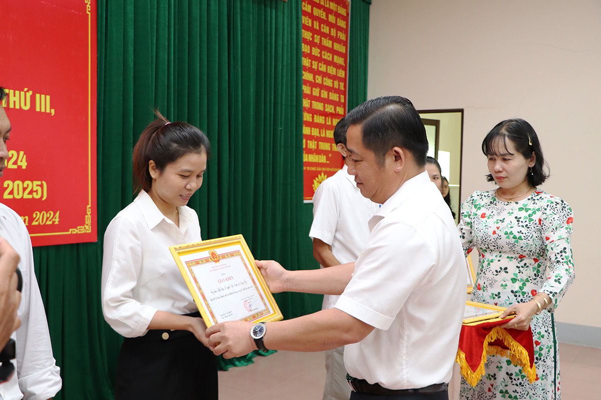Ông Trần Thanh Hùng, Phó Bí thư Thường trực Huyện ủy, Chủ tịch HĐND huyện trao Giấy khen đến các tập thể tiêu biểu trong công tác mặt trận năm 2024.