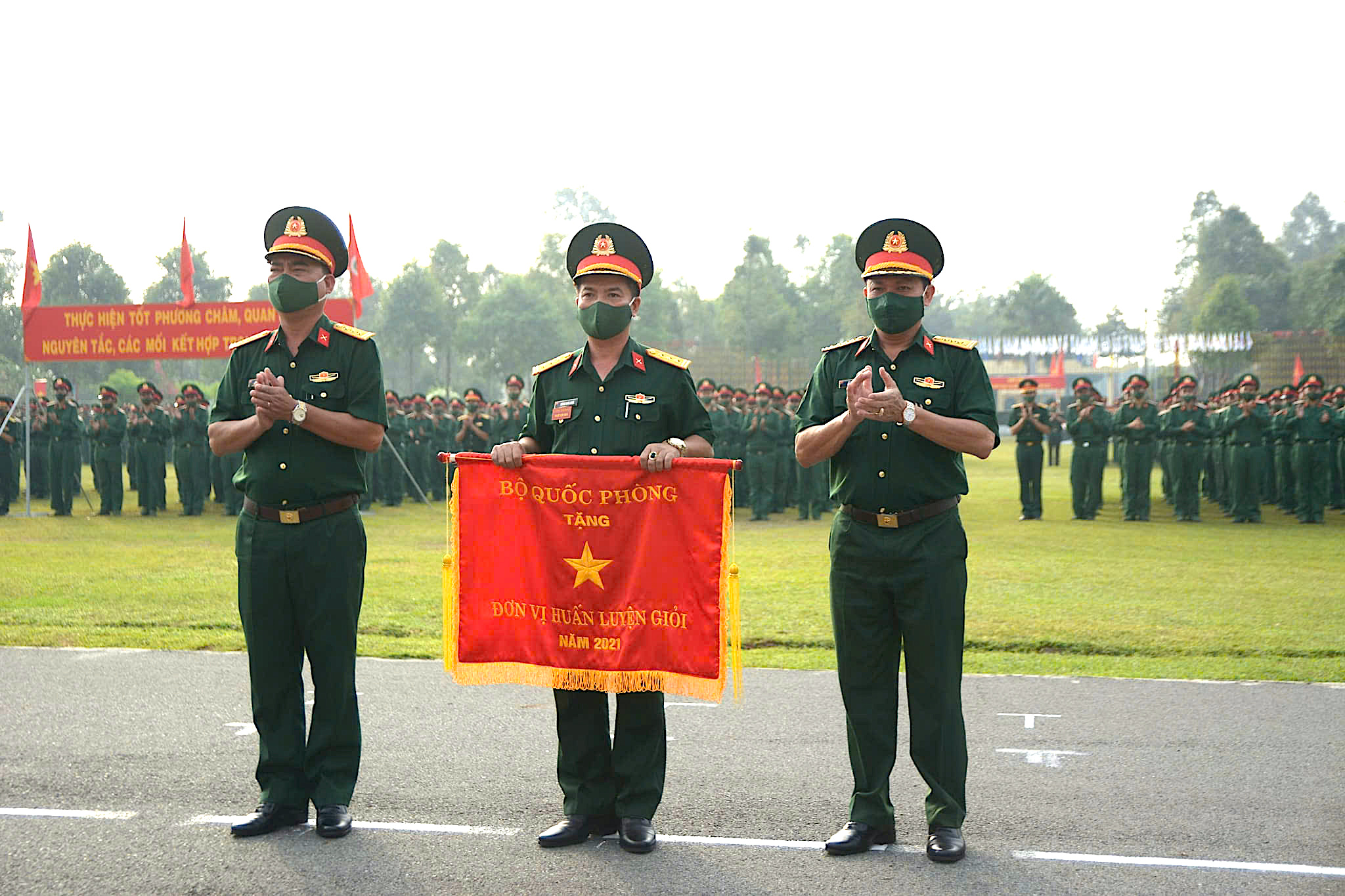 Nhiều năm liền, Trung đoàn 1 vinh dự được Bộ Quốc phòng tặng cờ “Huấn luyện giỏi”. Ảnh Trung đoàn 1 cung cấp.