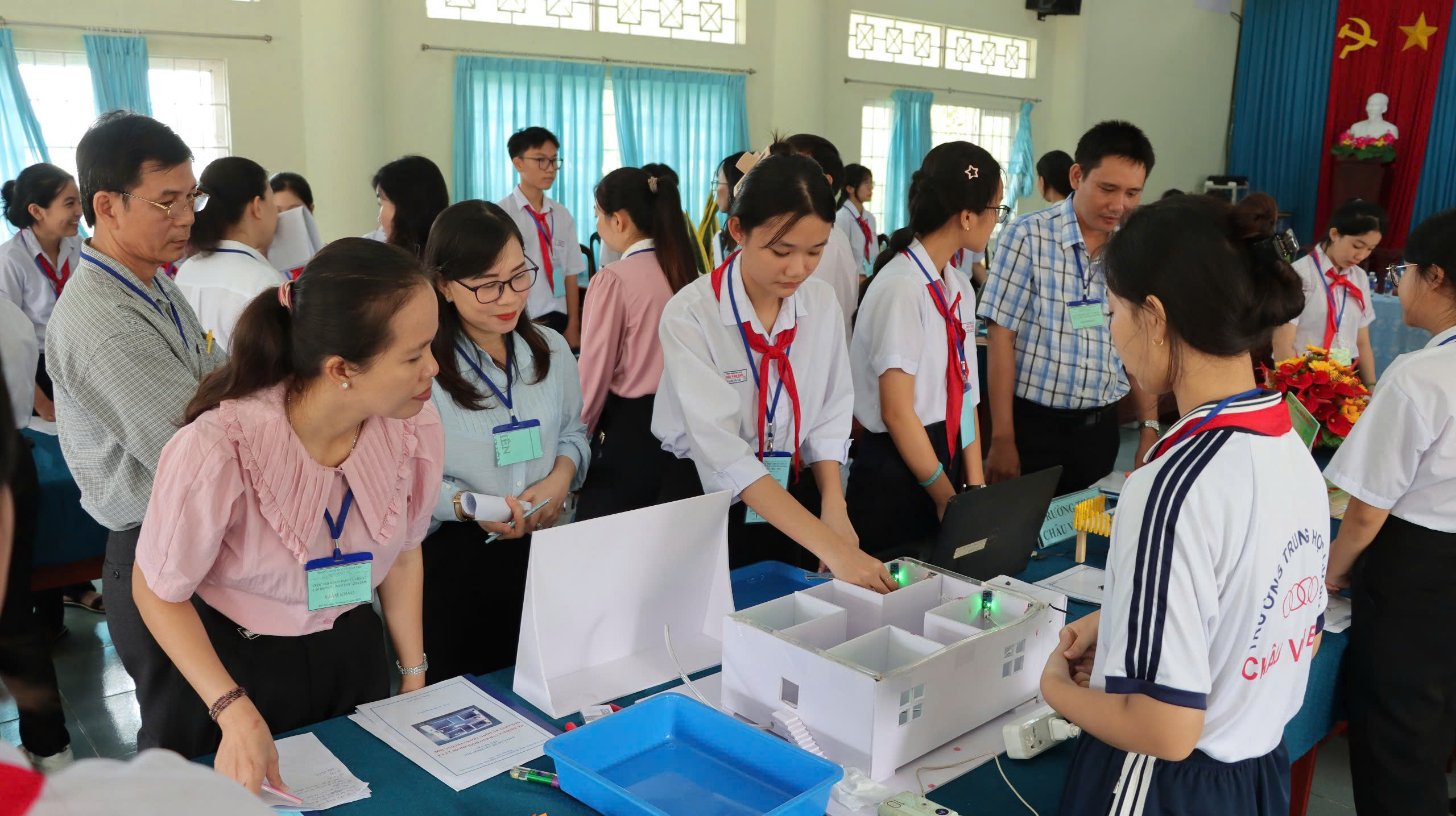 Ban giám khảo chấm thi các dự án. Ảnh: MINH TÀI