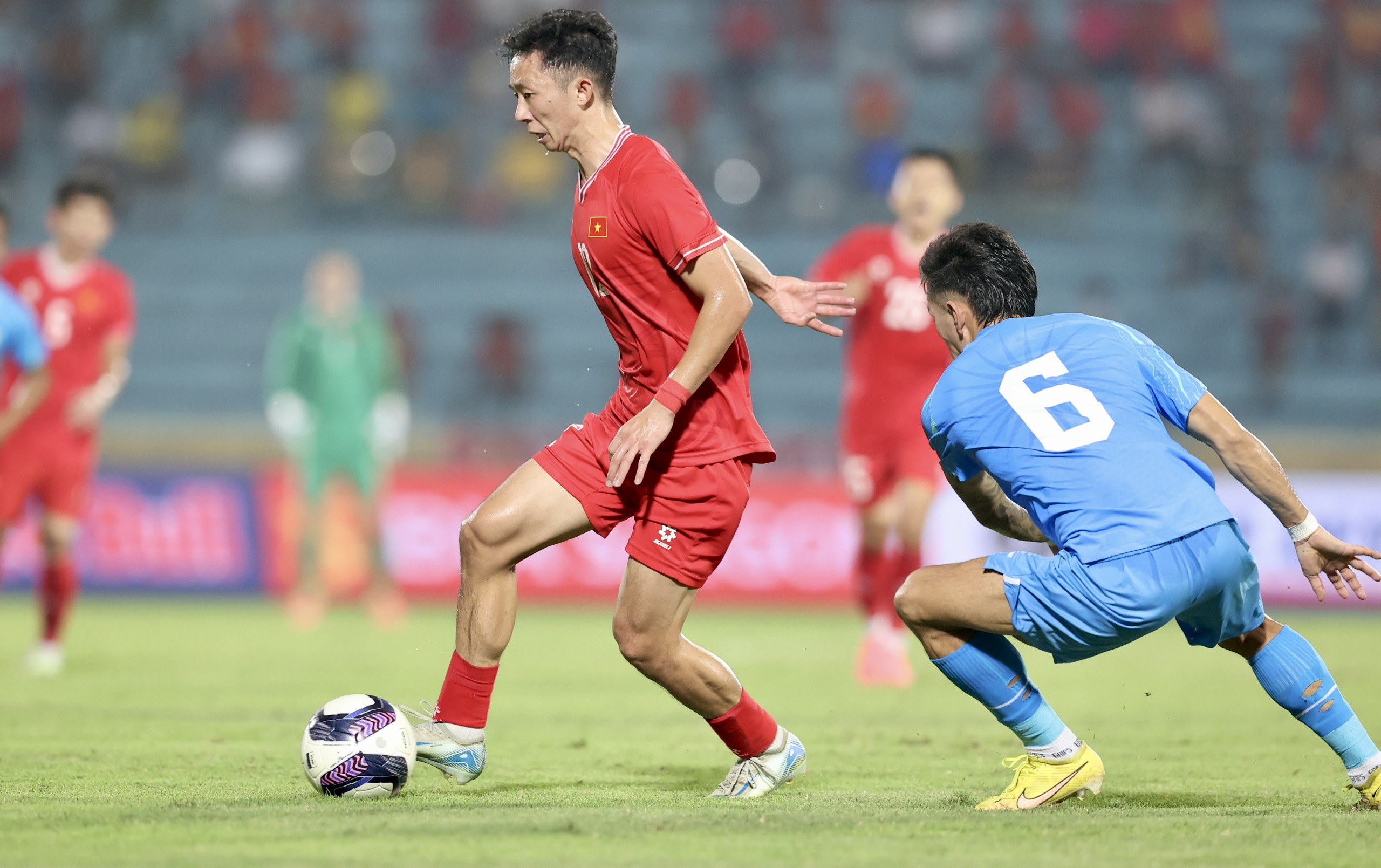 Ngọc Quang (trái) đặc biệt nổi bật ở khả năng dứt điểm quyết đoán khi được trao cơ hội.
