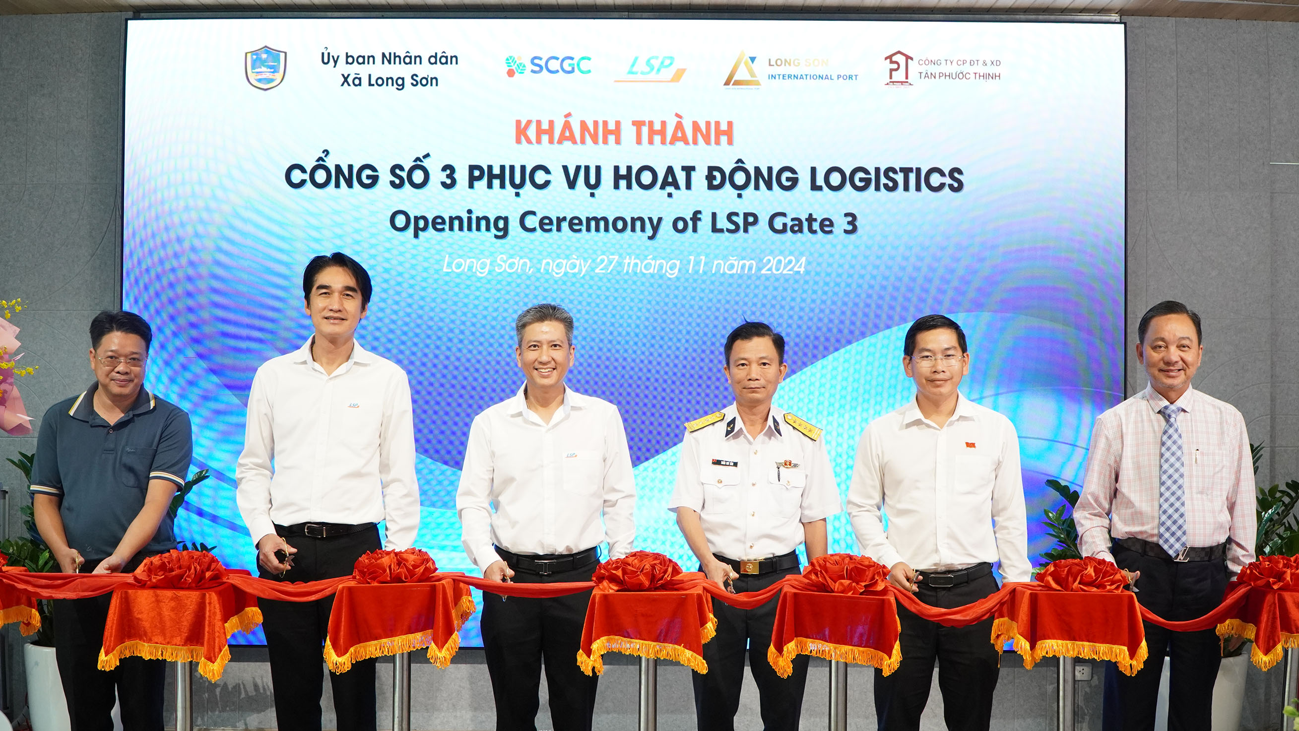 Nghi thức cắt băng khánh thành Cổng số 3 phục vụ hoạt động logistics.                             