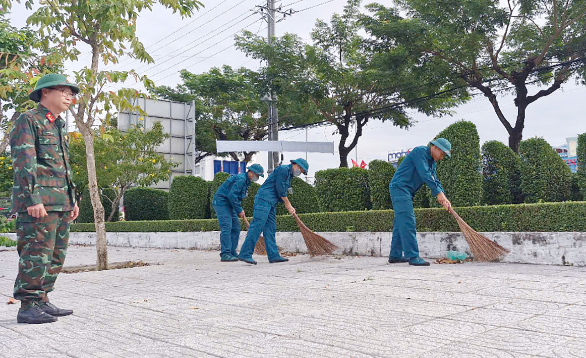 Quét dọn, thu gom lá cây khu vực trước Đài tưởng niệm liệt sĩ TX.Phú Mỹ. 