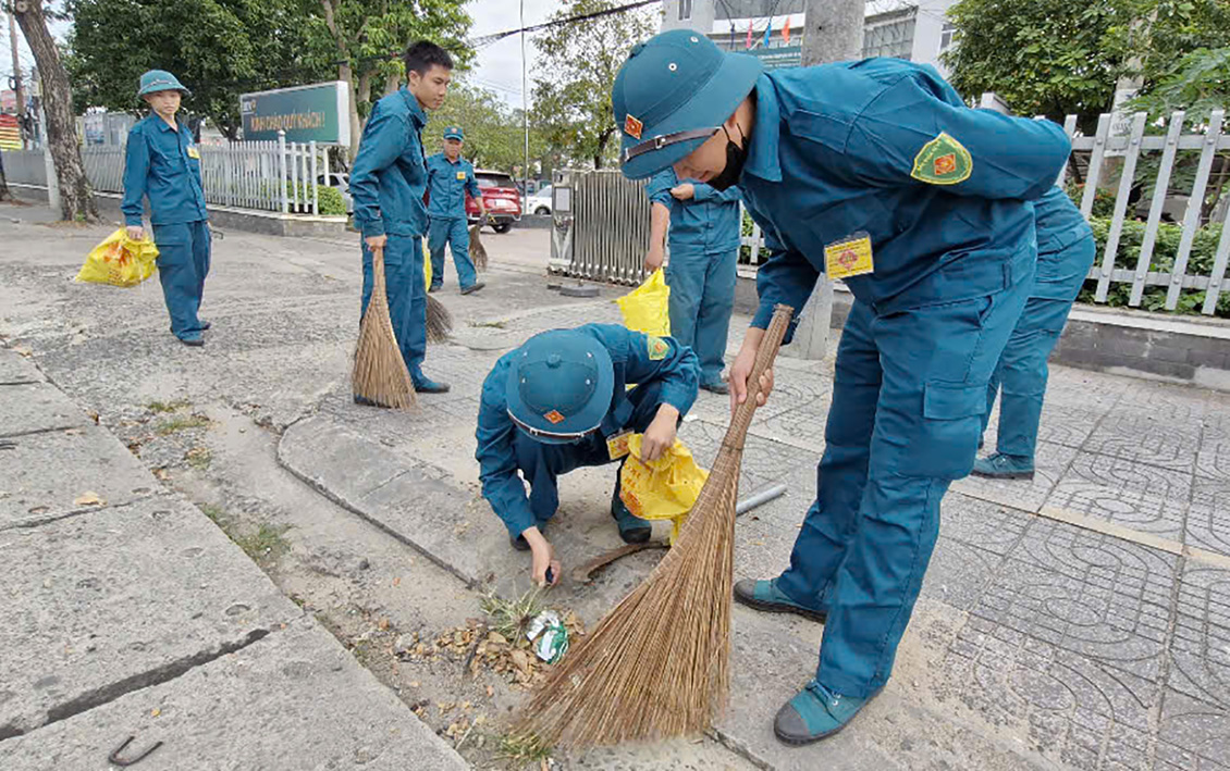 Gom rác thải trên tuyến cống thoát nước dọc Quốc lộ 51 qua phường Phú Mỹ. 