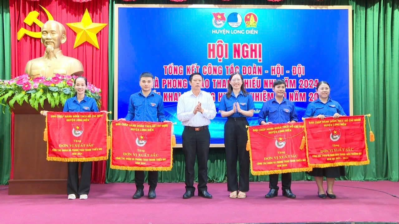 Đại diện Tỉnh Đoàn và lãnh đạo Huyện ủy Long Điền trao cờ thi đua cho các đơn vị đạt thành tích xuất sắc trong công tác đoàn và phong trào thanh thiếu nhi năm 2024.