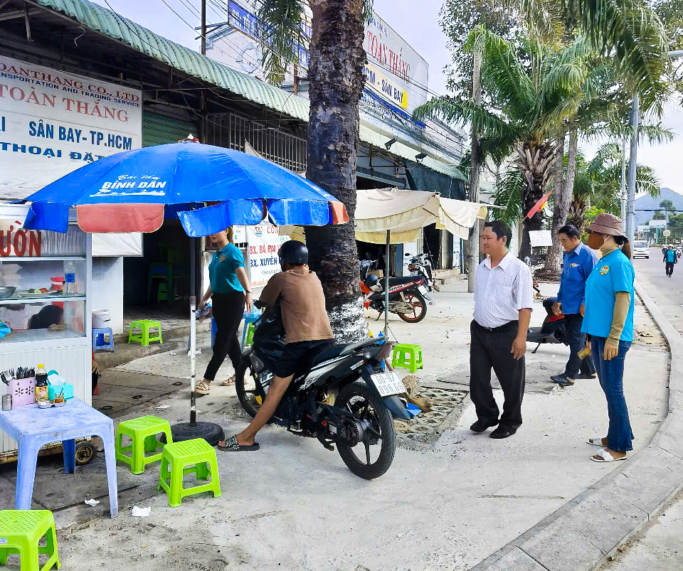 Cán bộ, hội viên nông dân TT.Long Hải đến từng hộ, nhắc nhở kinh doanh không lấn chiếm vỉa hè, hành lang an toàn giao thông.