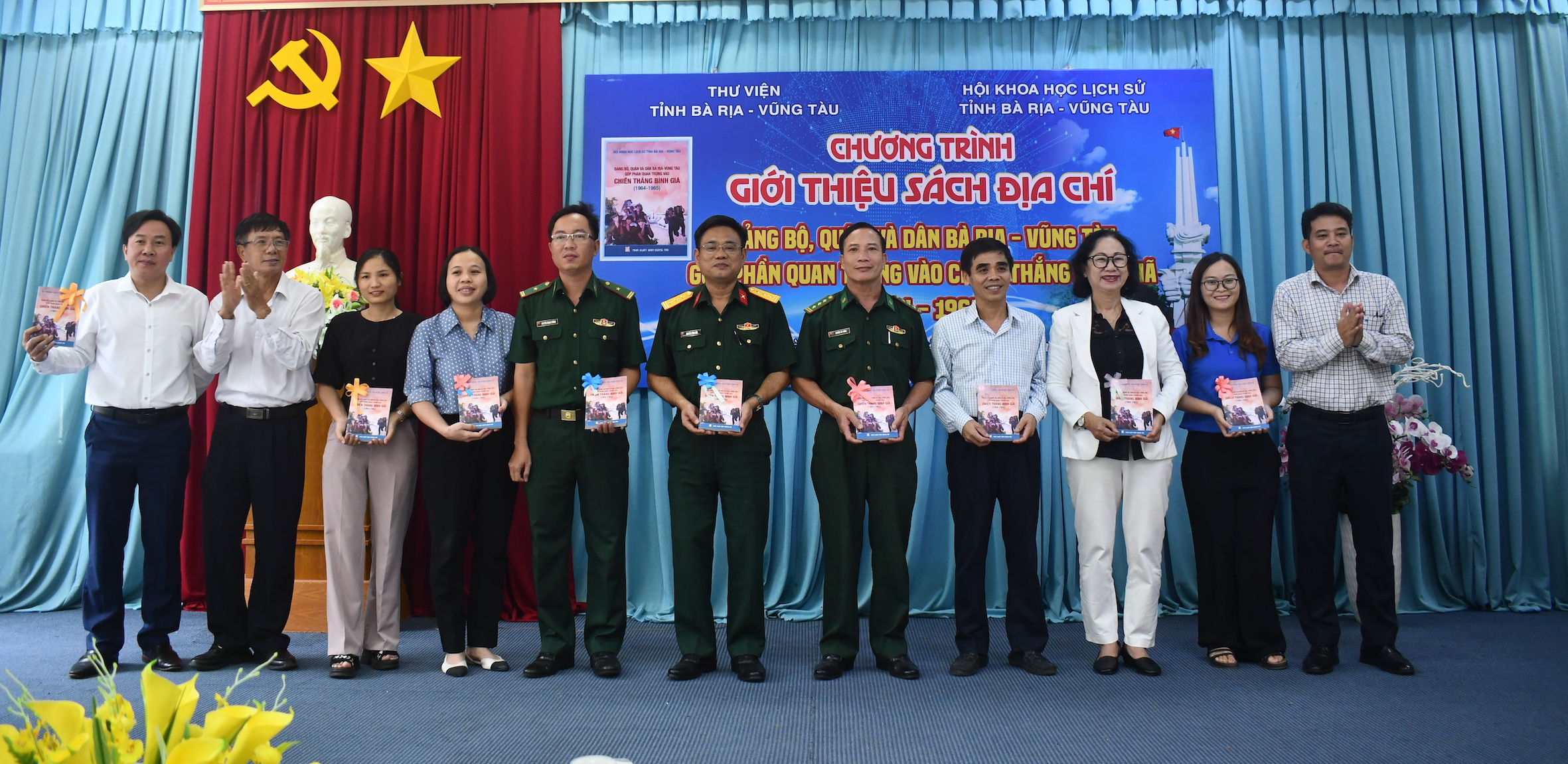 Đại diện Hội Khoa học Lịch sử tỉnh Bà Rịa-Vũng Tàu tặng sách đến  các cơ quan, đơn vị.