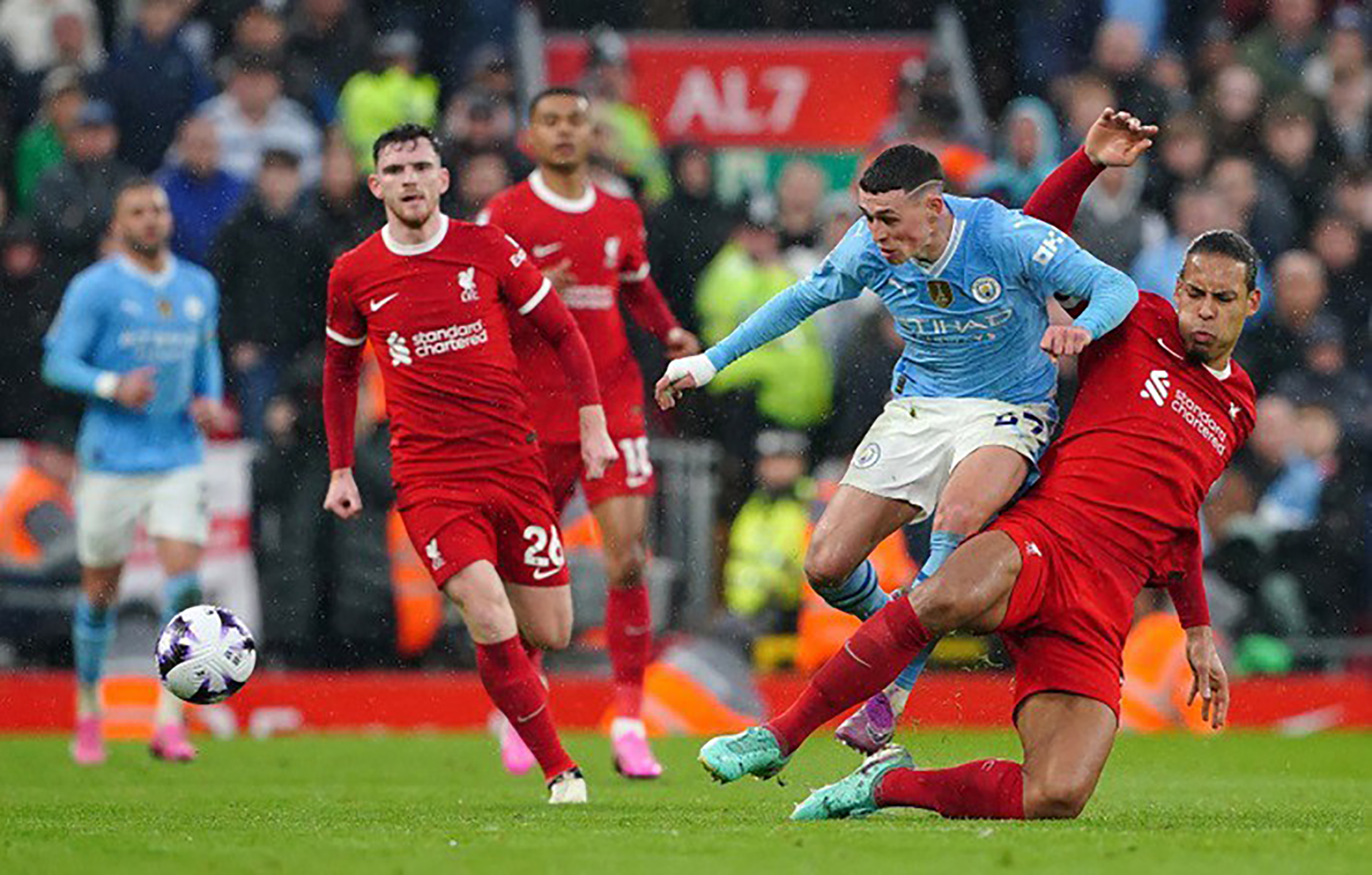 Liverpool và Man City đang trong tình thế trái ngược nhau.