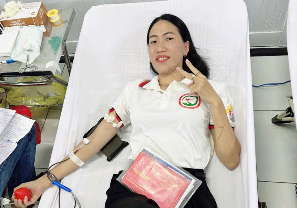 Chị Trần Ngọc Bích trong một lần tham gia hiến máu.