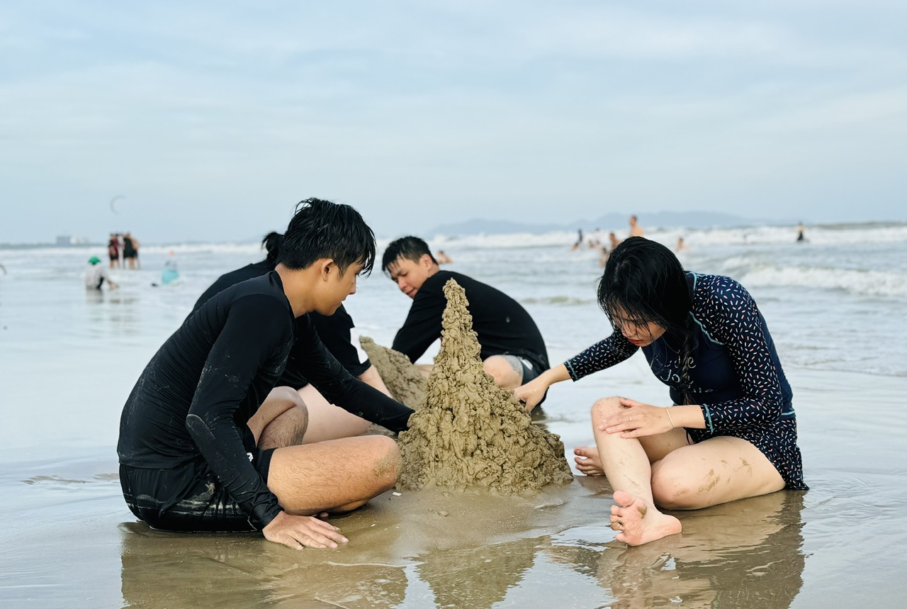 Du khách vui chơi, tắm biển Bãi Sau, Vũng Tàu, chiều 26/11.