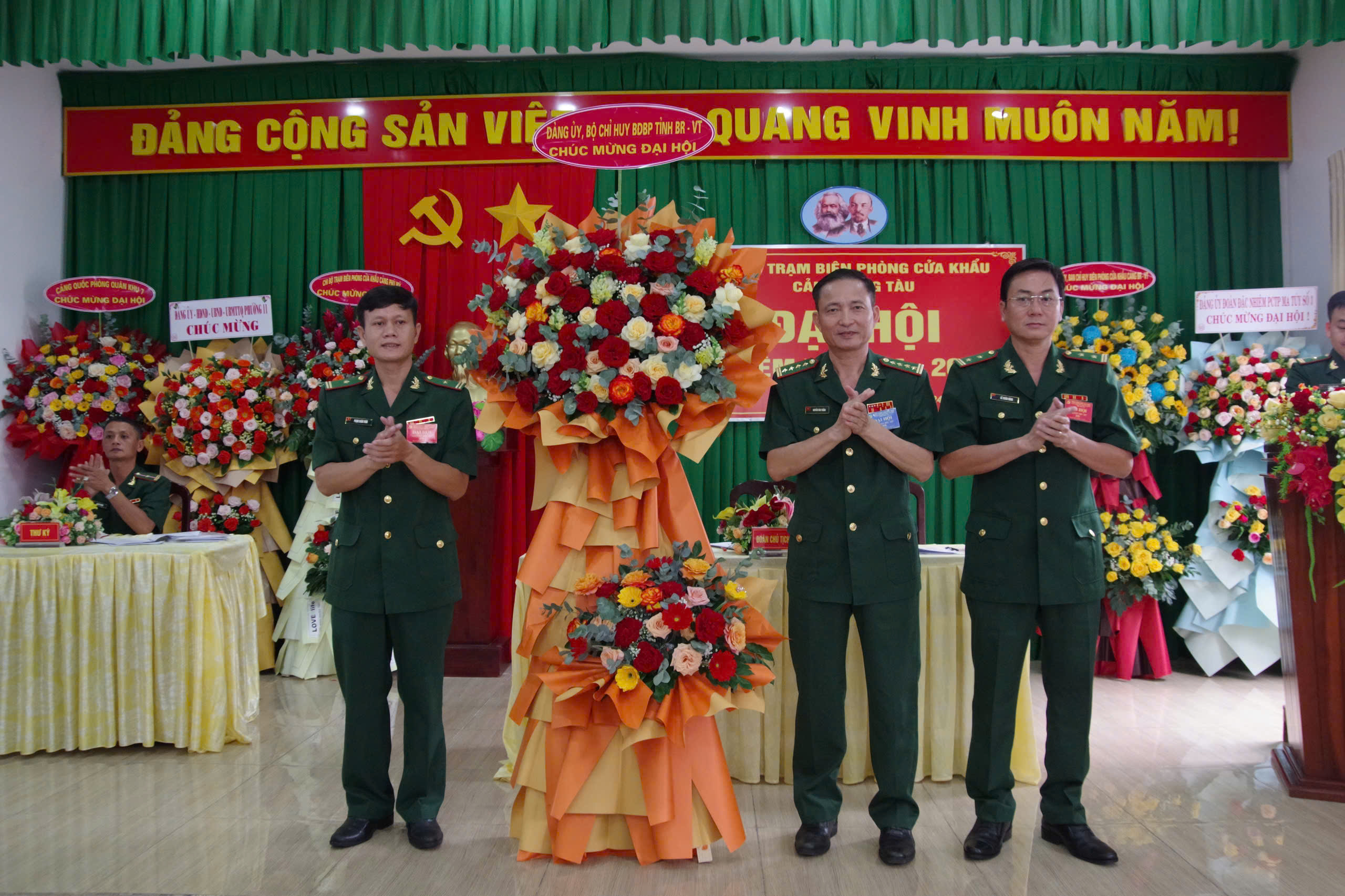 Lãnh đạo Bộ đội Biên phòng tỉnh tặng hoa chúc mừng Đại hội Chi bộ Trạm Biên phòng cửa khẩu cảng Vũng Tàu.