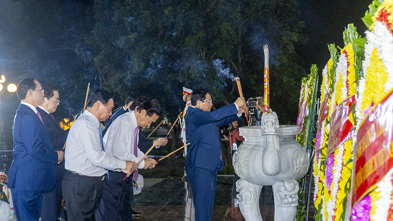 Thủ tướng Phạm Minh Chính dâng hương viếng Tượng đài Chiến thắng Bình Giã