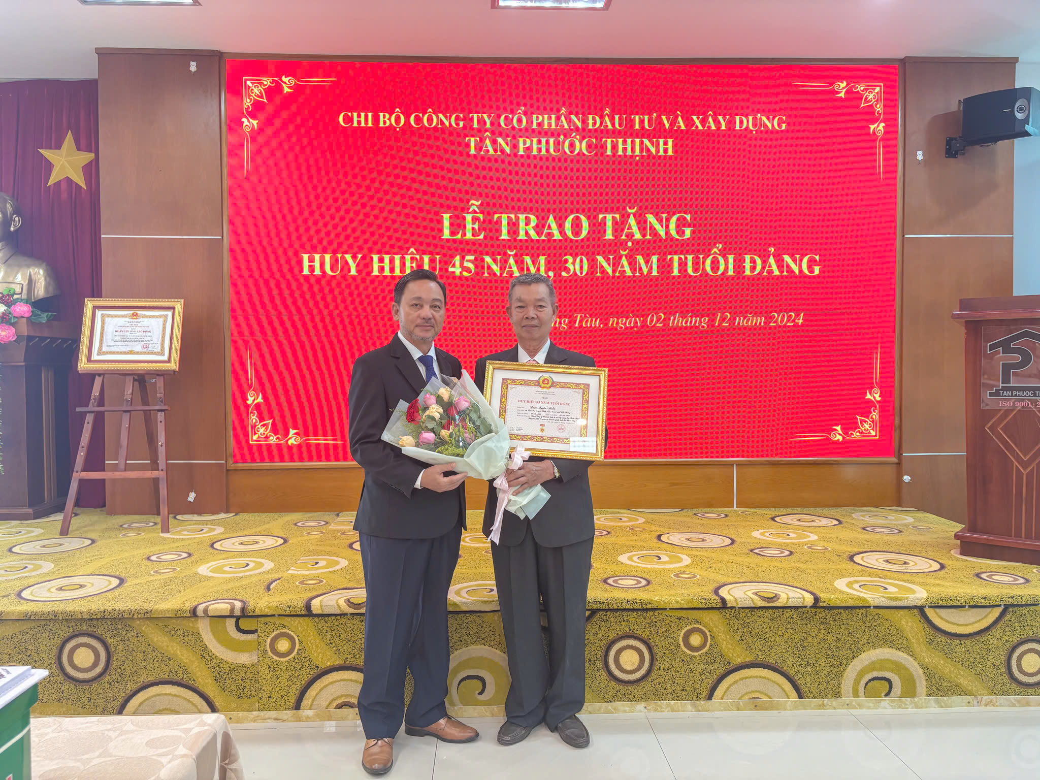Trao huy hiệu 45 năm và 30 năm tuổi Đảng cho các đảng viên