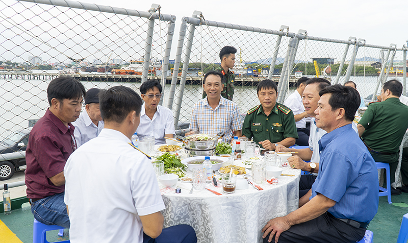 Ăn sáng cùng ngư dân trên tàu Cảnh sát biển