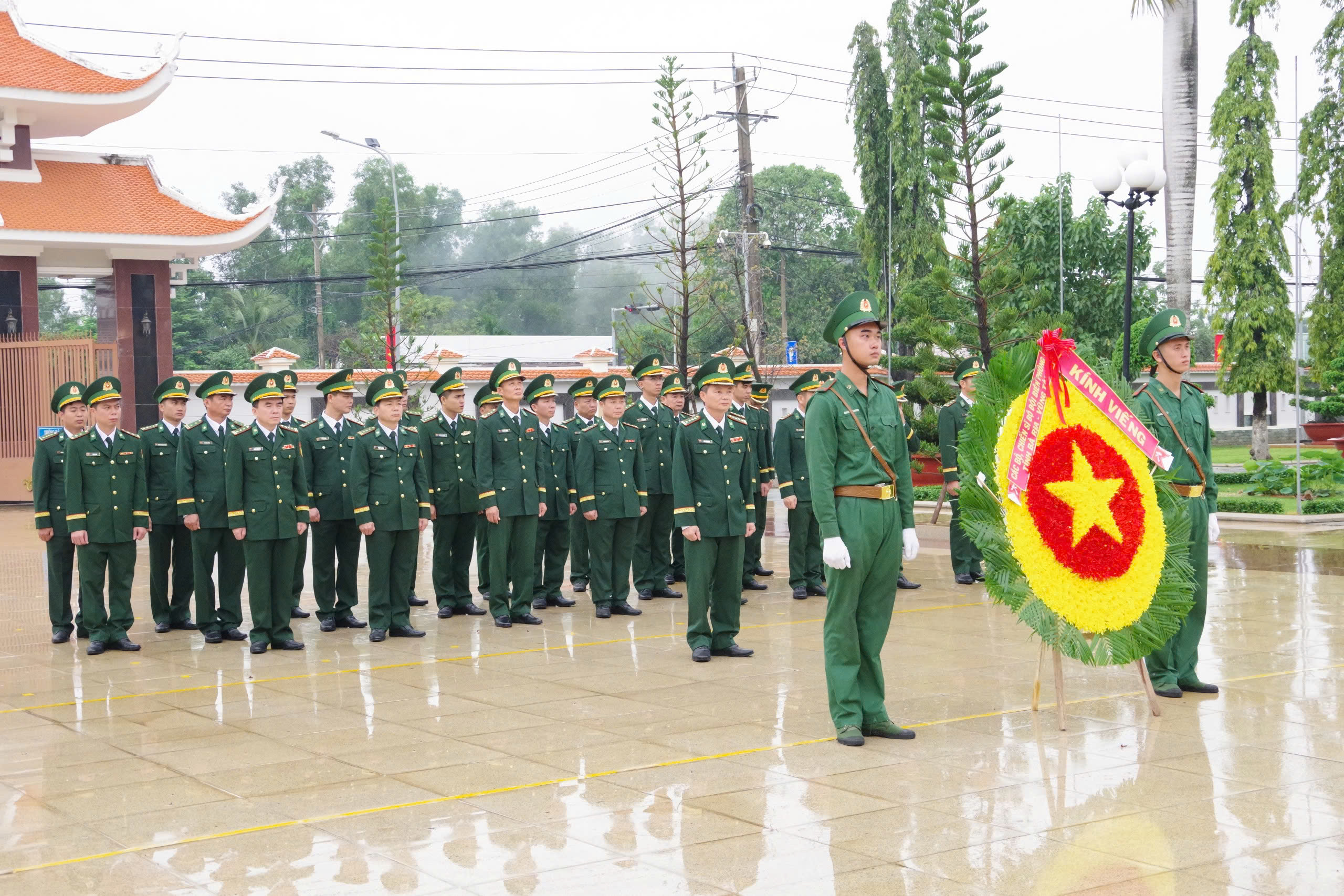 Bộ đội Biên phòng tỉnh dâng hương tại Nghĩa trang liệt sĩ tỉnh