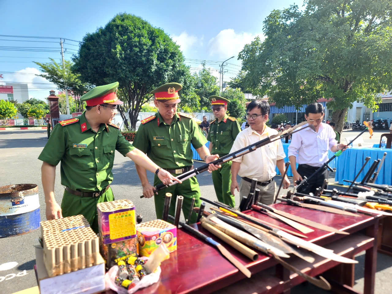 Vận động người dân giao nộp hơn 300 vũ khí, vật liệu nổ các loại