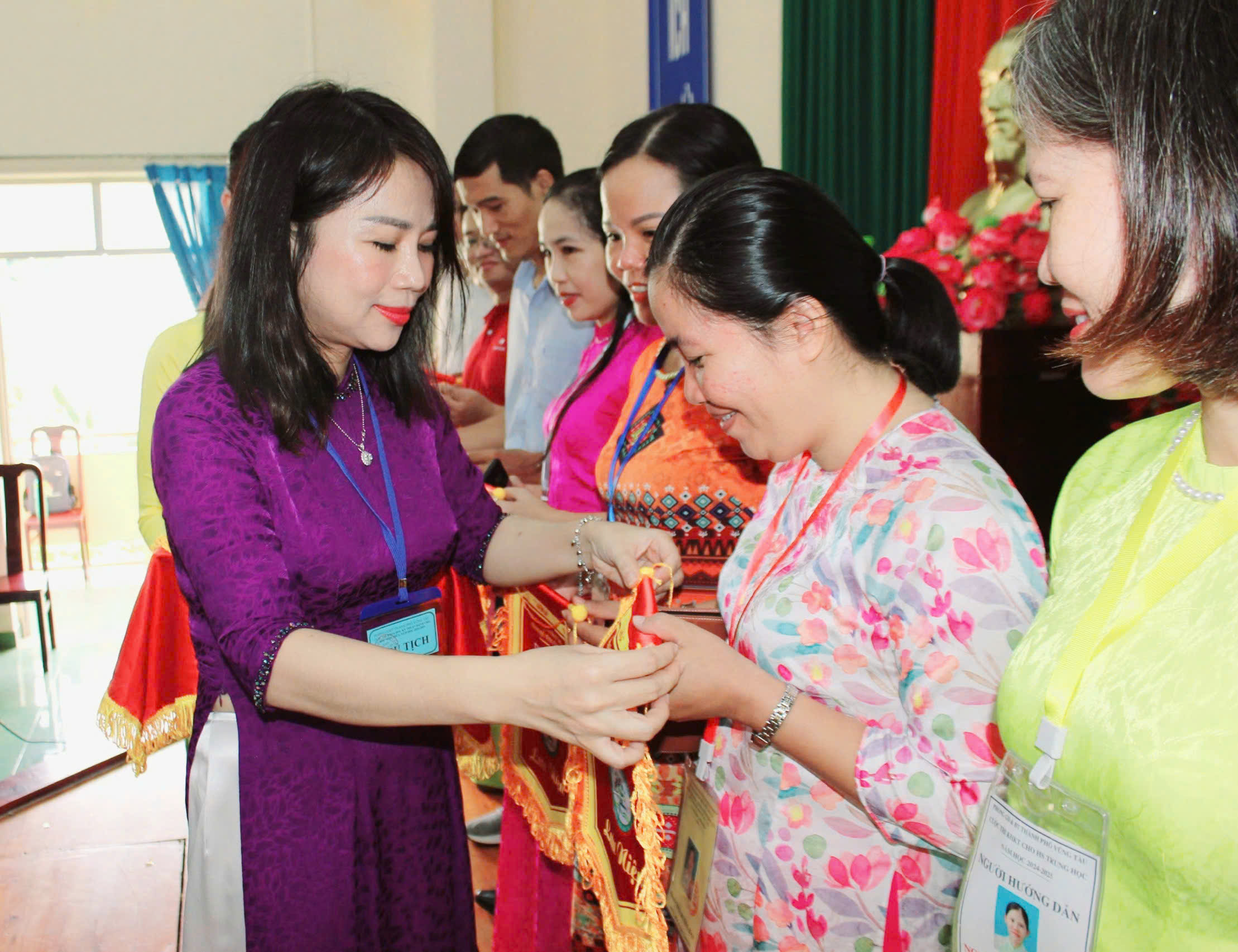 Bà Nguyễn Thị Mai Liên, Phó Trưởng Phòng GD-ĐT trao Cờ lưu niệm cho các đơn vị dự thi.