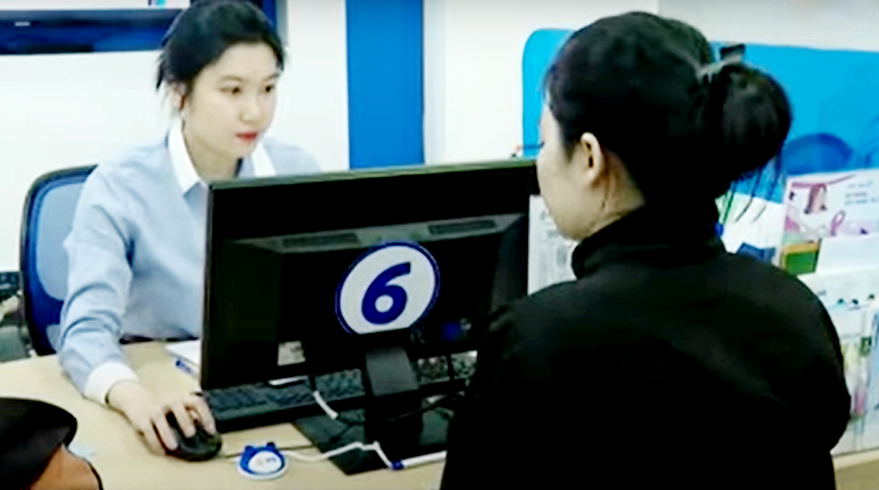 Khách hàng giao dịch tại ngân hàng MBBank Chi nhánh Vũng Tàu.