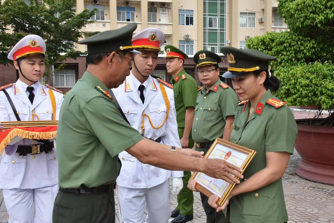 Đại tá  Bùi Văn Thảo, Giám đốc  Công an tỉnh trao Bằng khen của Bộ Công an đối với tập thể, cá nhân có thành tích xuất sắc, đột xuất trong công tác, chiến đấu.