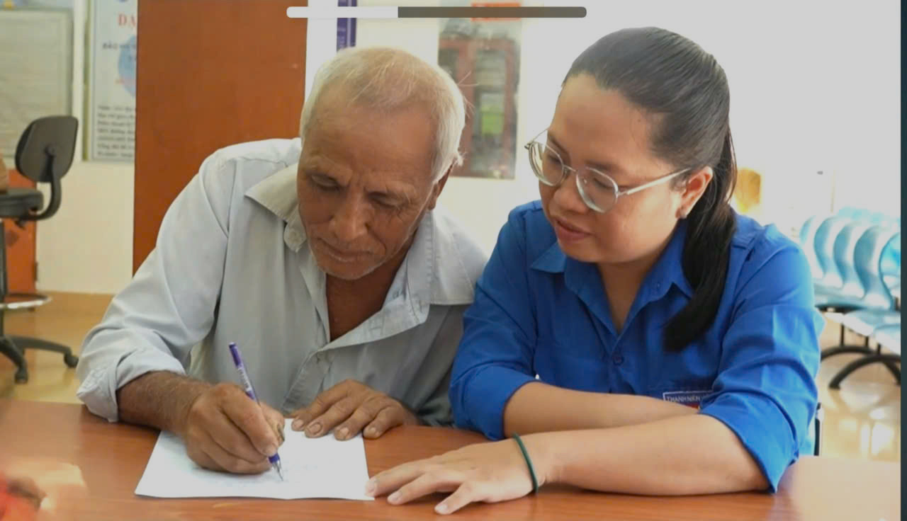 Ông Nguyễn Văn Bốn (ấp An Bình, xã An Ngãi, huyện Long Điền) được hướng dẫn thực hiện thủ tục hành chính tại Bộ phận một cửa UBND xã An Ngãi.