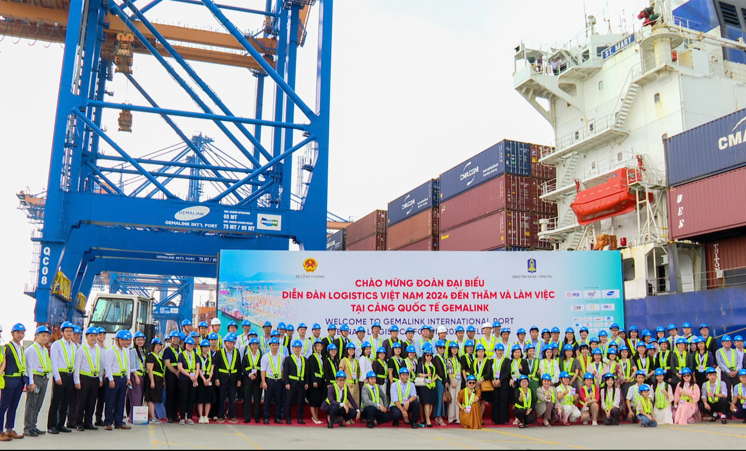 Đoàn đại biểu Diễn đàn Logistics Việt Nam 2024 chụp hình lưu niệm tại cảng Gemalink.