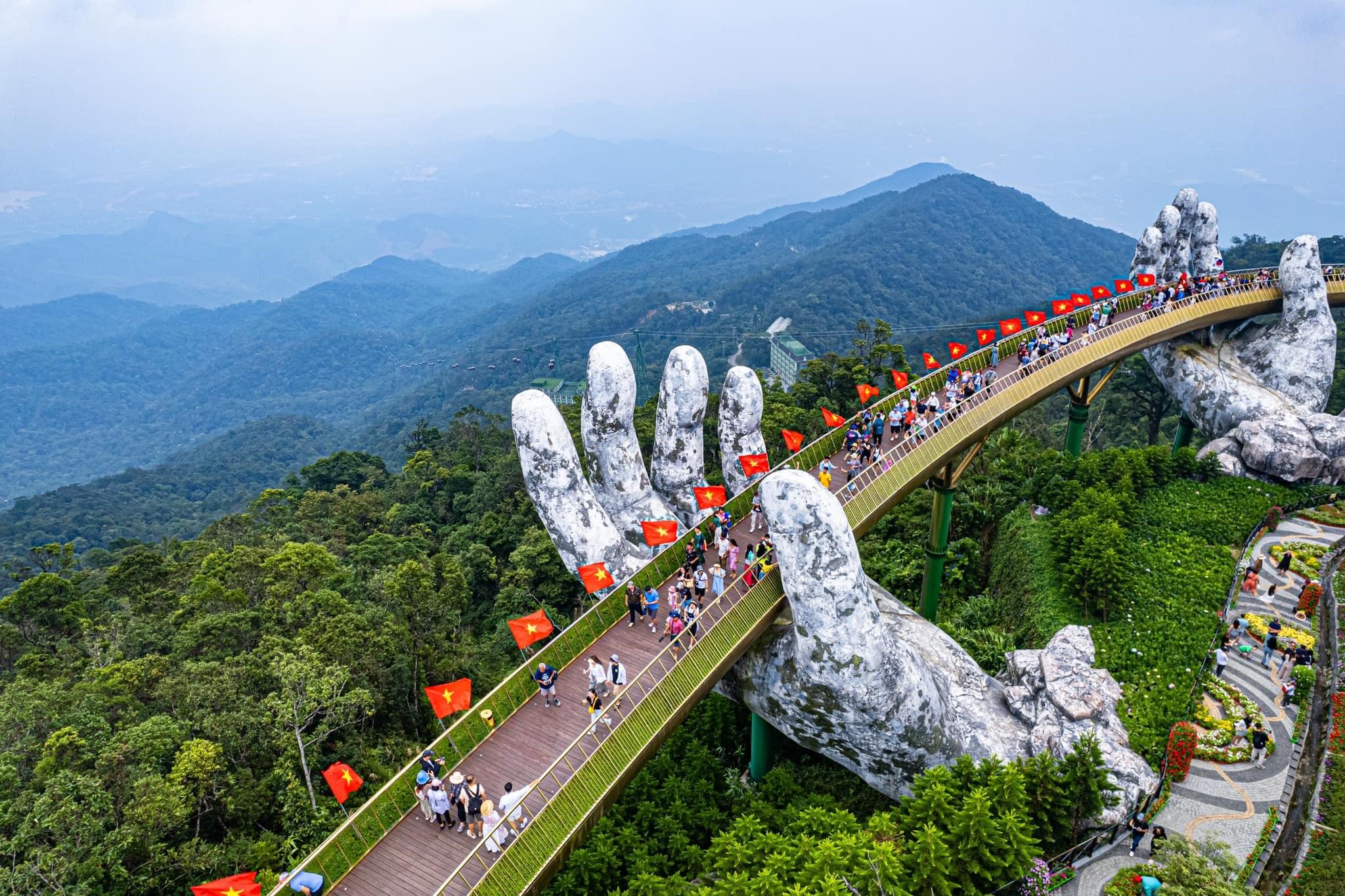 Cầu Vàng - Địa điểm check in hấp dẫn du khách mỗi khi đến với Bà Nà Hill.