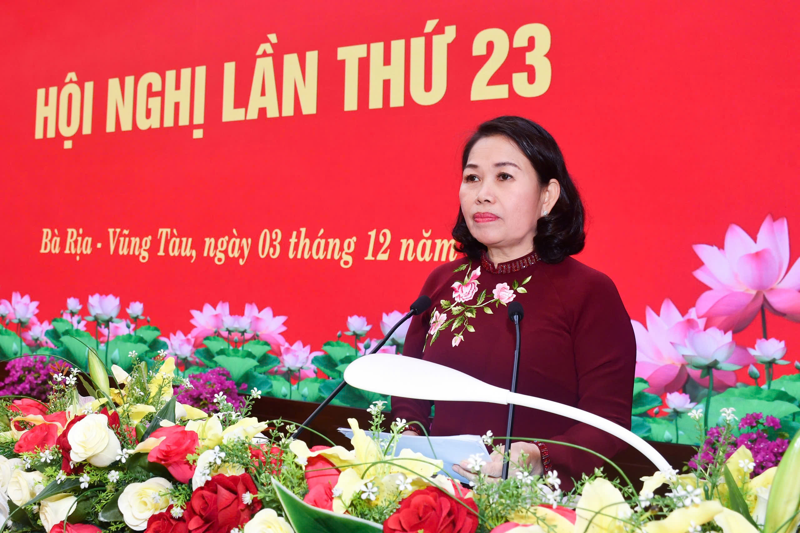 Bà Nguyễn Thị Yến, Phó Bí thư Thường trực Tỉnh ủy, Trưởng Đoàn ĐBQH tỉnh trình bày Báo cáo tình hình phát triển kinh tế - xã hội, quốc phòng - an ninh, công tác xây dựng Đảng năm 2024; phương hướng, nhiệm vụ năm 2025.