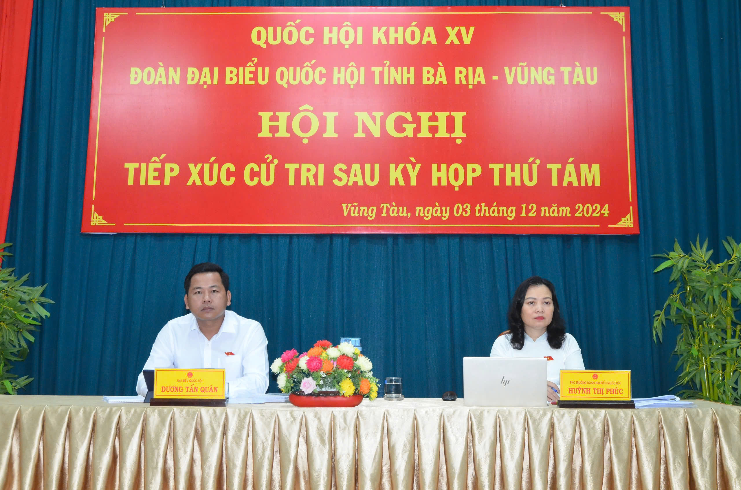 Bà Huỳnh Thị Phúc, Phó Trưởng Đoàn ĐBQH tỉnh và bác sĩ Dương Tấn Quân,  Phó Giám đốc Trung tâm Y tế TX.Phú Mỹ tiếp xúc cử tri TP.Vũng Tàu.