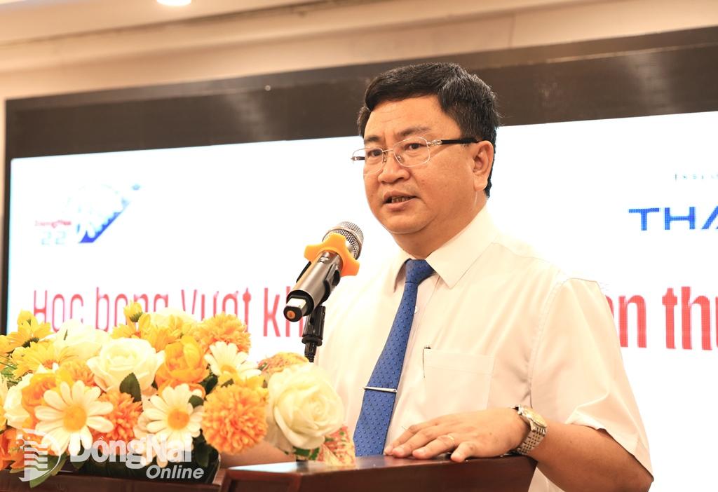 Tổng biên tập Báo Đồng Nai Đào Văn Tuấn phát biểu mở đầu lễ trao học bổng Vượt khó vì tương lai lần thứ 22.